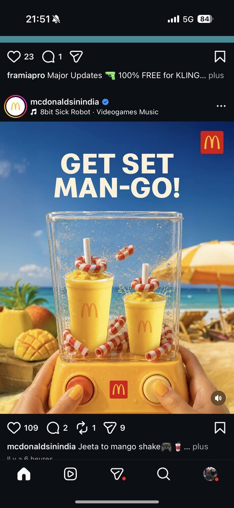 Deux milkshakes/glaces à la mangue dans un mixeur jouet jaune McDonald's, décor de plage et parasol en arrière-plan