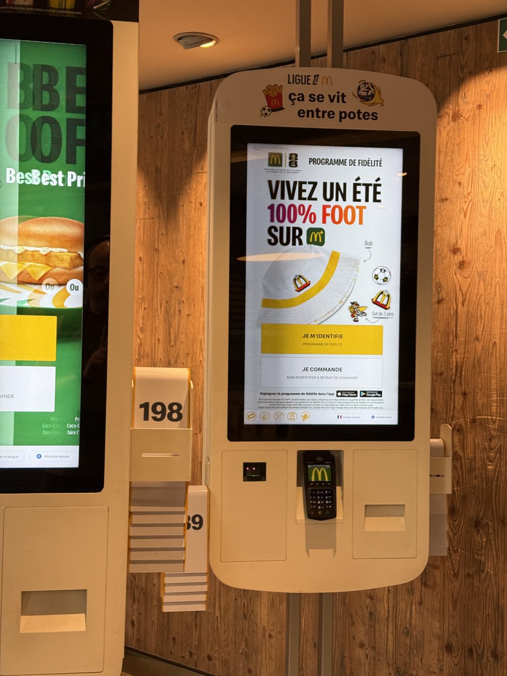 Borne de commande tactile habillée « Ligue 1 ça se vit entre potes », écran fidélité « Vivez un été 100% foot »
