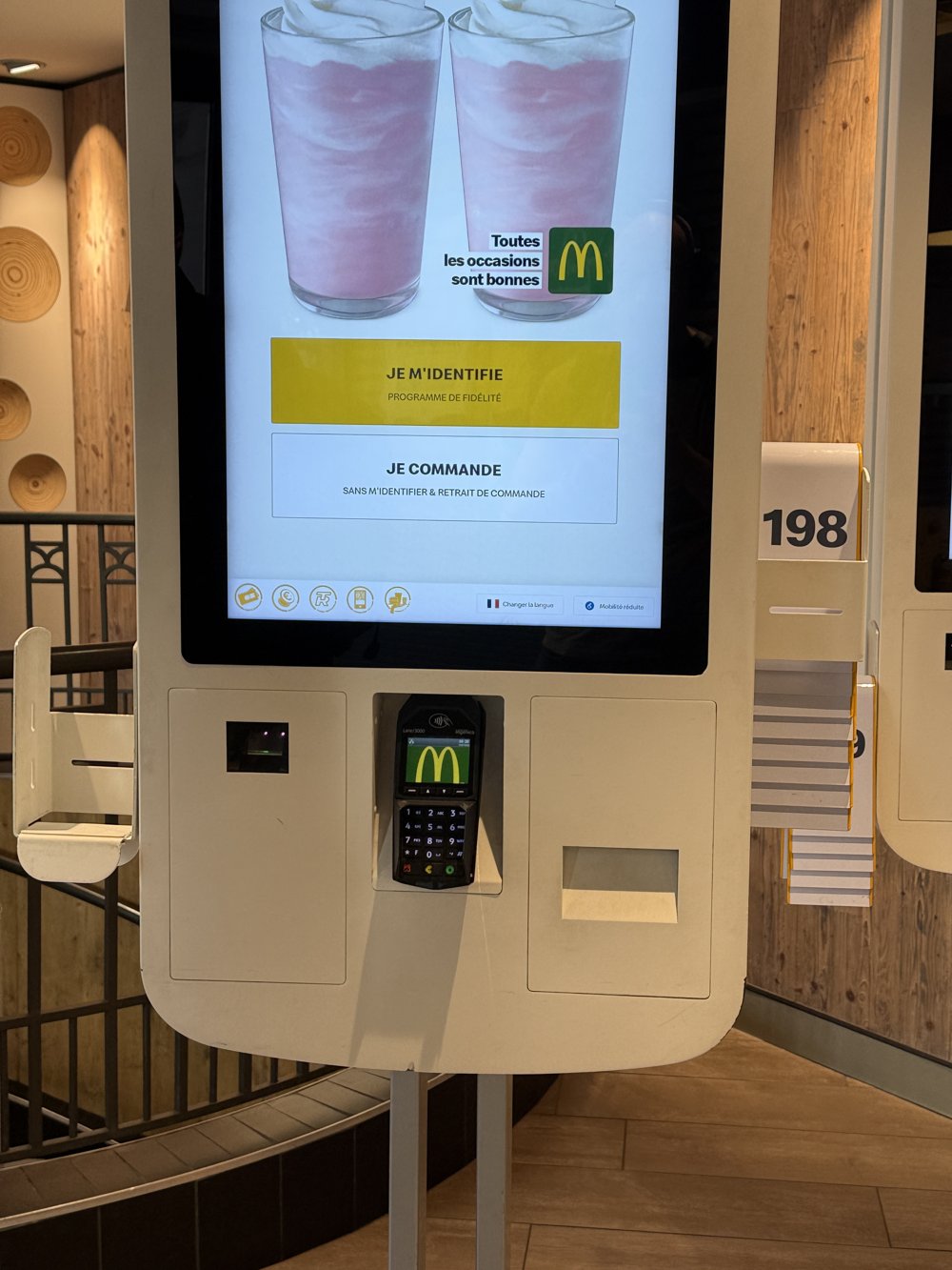 Écran borne loyalty McFlurry, mécanique conversationnelle « Elle a répondu... »