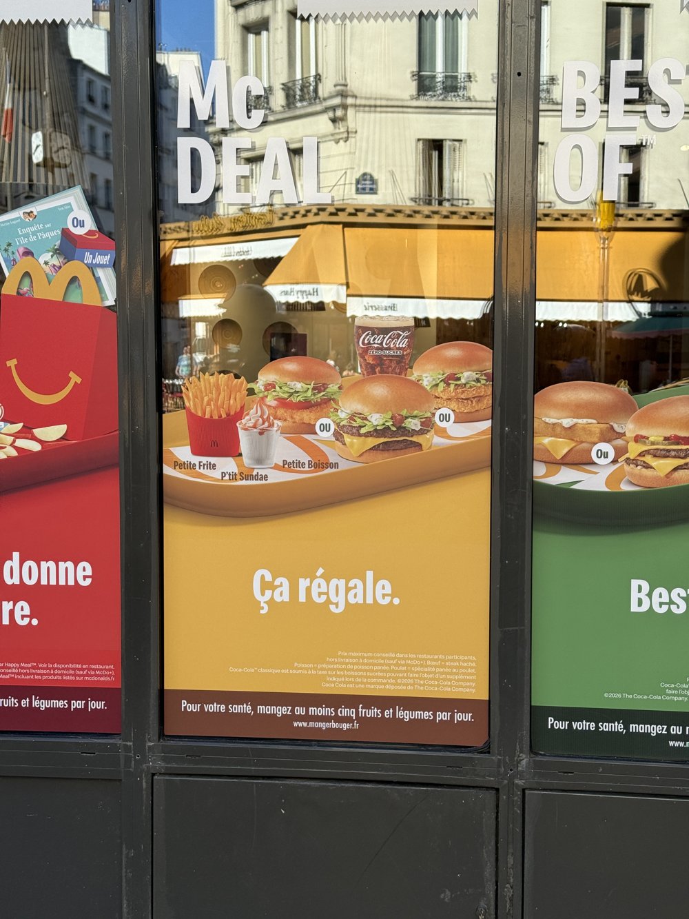 Détail vitrine Best Of, plateau 3 burgers/frites/Coca-Cola sur fond vert « Best Prix »