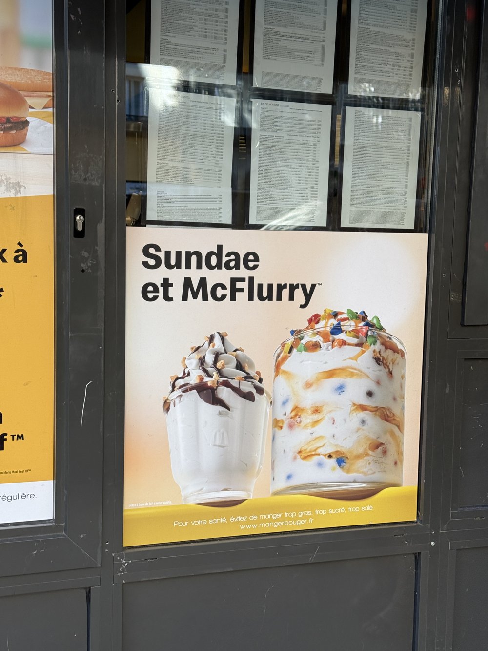 Vitrine Sundae et McFlurry, packshot 2 desserts glacés