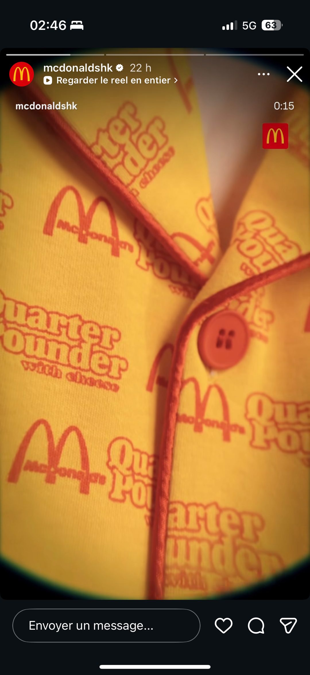 Gros plan tissu du pyjama — motifs « Quarter Pounder with cheese » et arches dorées en all-over