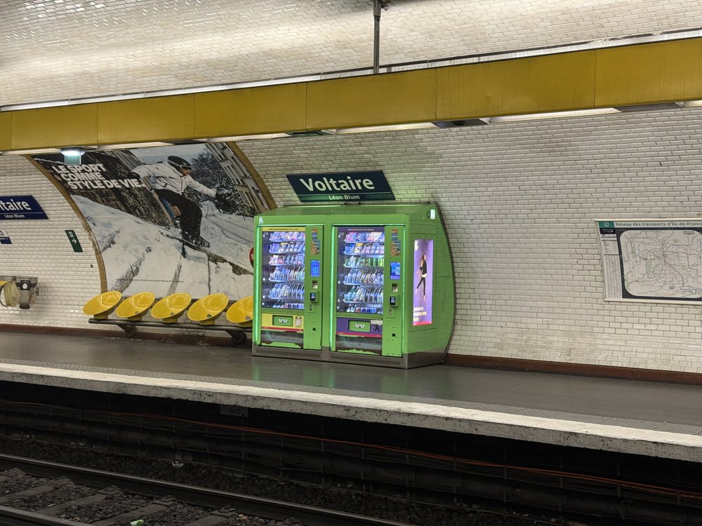 Distributeur automatique vert station de metro Voltaire Paris