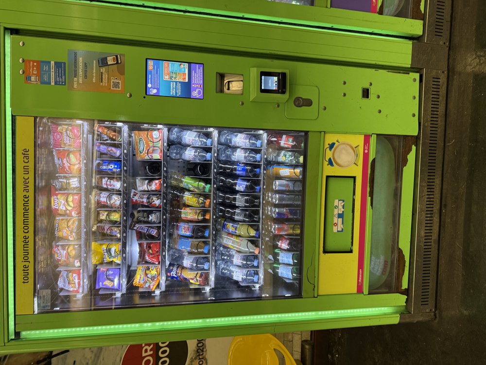 Distributeur Voltaire — vue rapprochee avec signaletique station