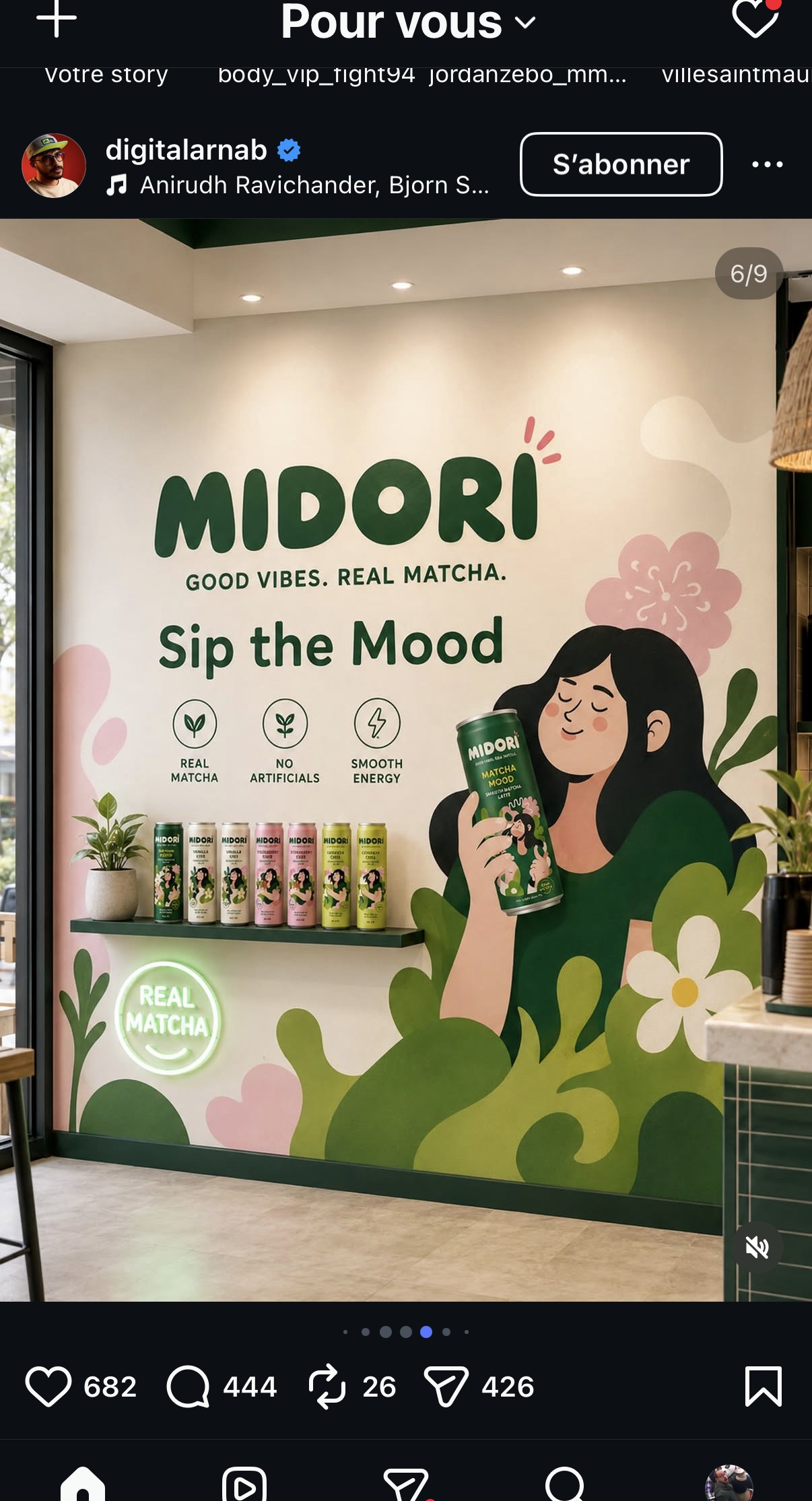 Mural de façade de boutique « Sip the Mood », déclinaison offline du branding