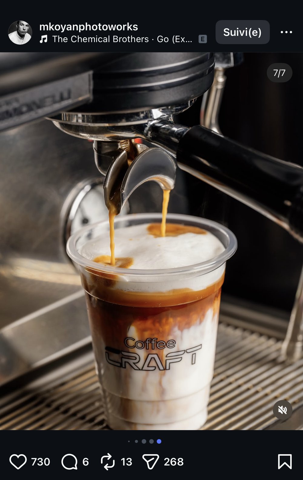 Café versé en cascade depuis une machine espresso dans un verre « Coffee Craft » rempli de glaçons