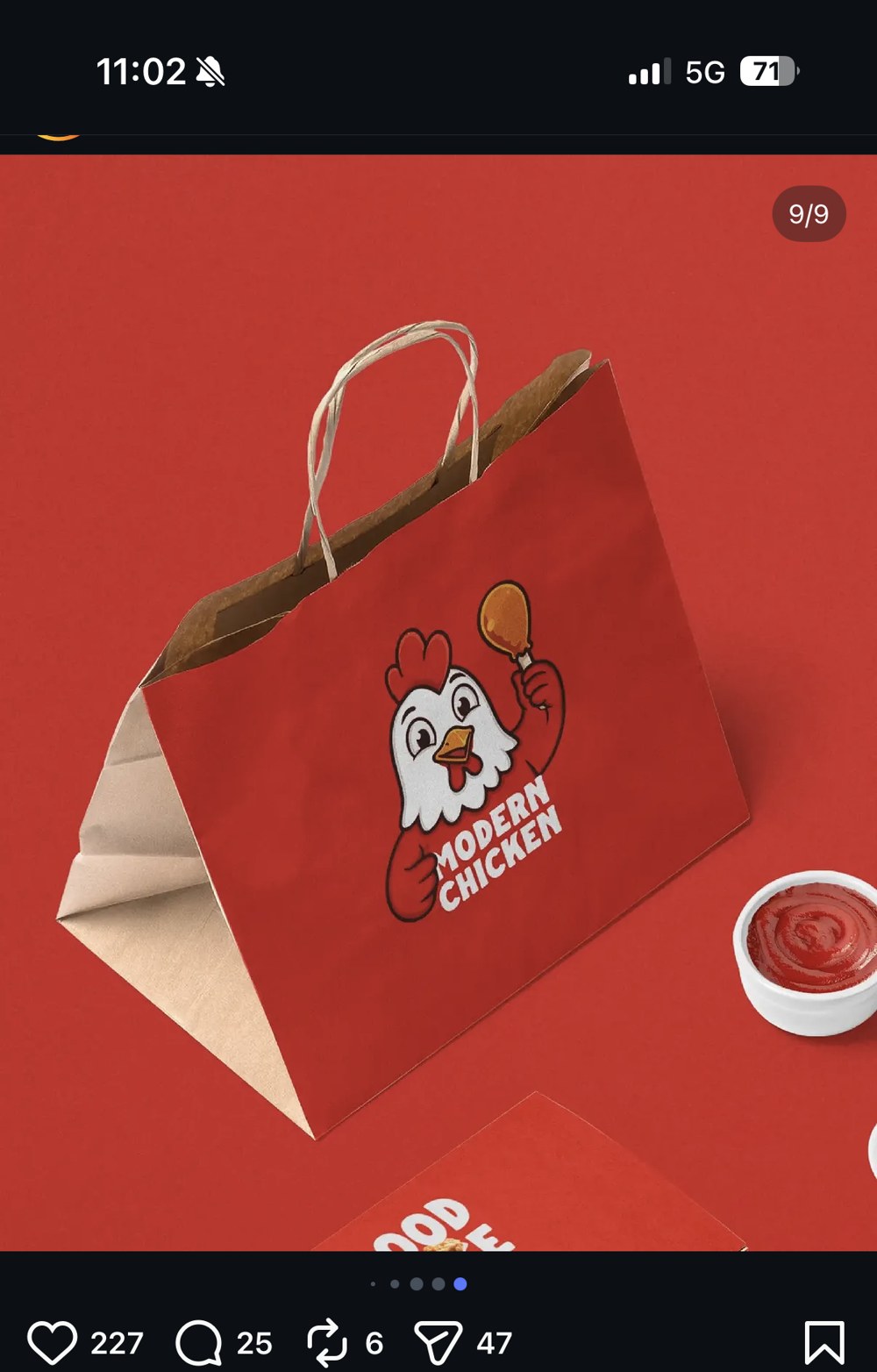 Modern Chicken — sac kraft rouge assorti, mascotte poulet en grand format