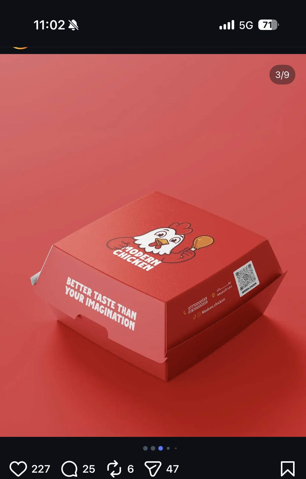 Modern Chicken — box burger rouge, mascotte poulet, tagline « Better taste than your imagination », QR code et coordonnées