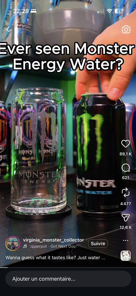 Monster Energy Water, canette bleu translucide et verre assorti