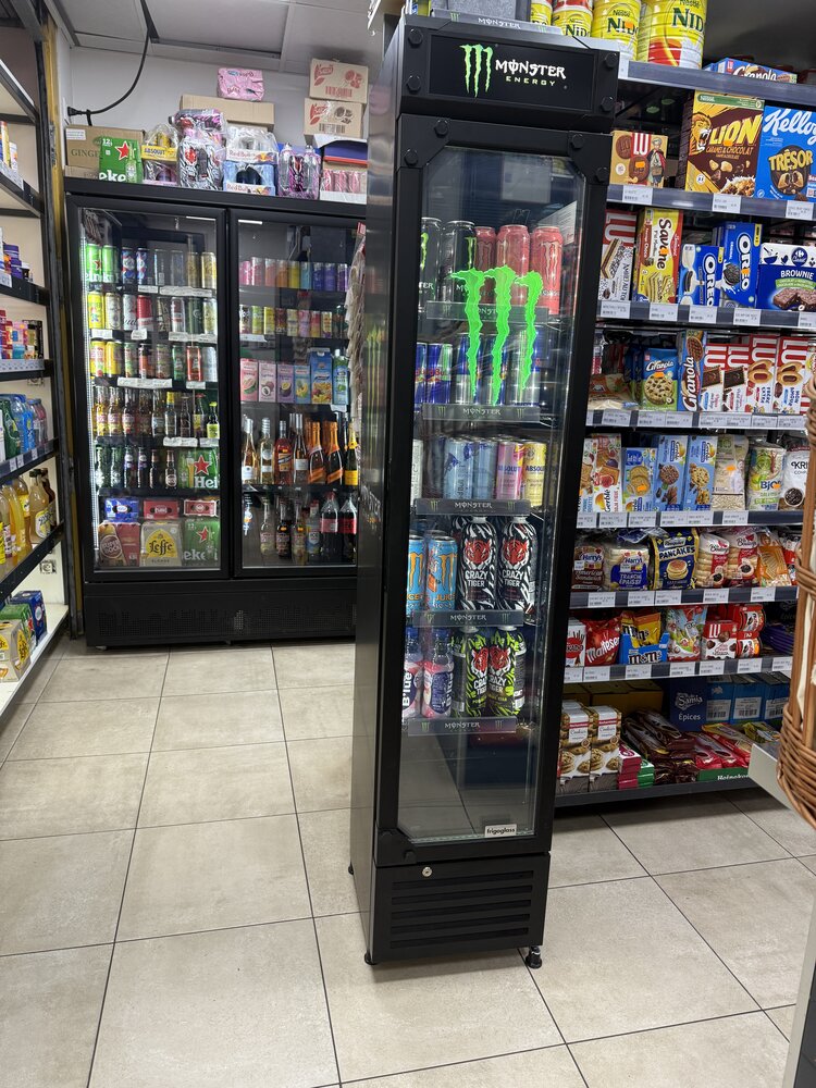 Frigo tour Monster Energy dédié — canettes classiques, Crazy Tiger, gamme complète en épicerie
