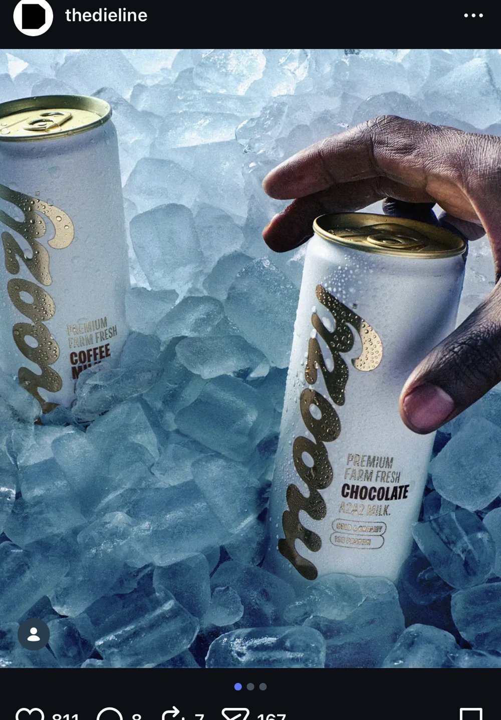 Canettes blanc/or Moozy (lait chocolaté A2A2 et café) posées dans la glace, main qui attrape une canette