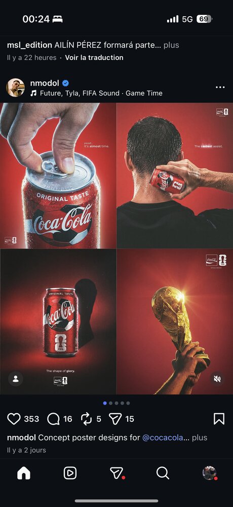 Main tenant le trophée de la Coupe du Monde façon objet lumineux doré, fond rouge Coca-Cola, série 