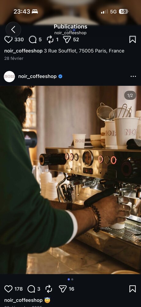 Barista préparant un expresso sur machine dorée, gobelets NOIR empilés