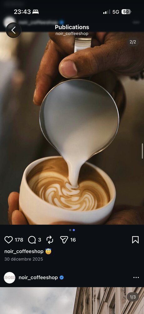 Latte art en cours de versage, forme de cœur