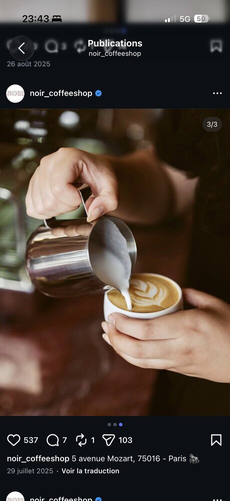 Latte art rosette en gros plan, adresse avenue Mozart