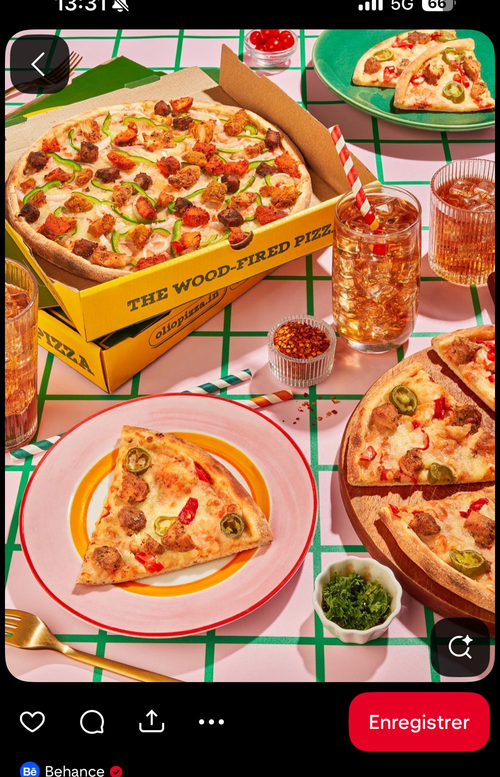Boîte « Olio Pizza — The wood-fired pizza » ouverte, mise en table complète avec boissons glacées