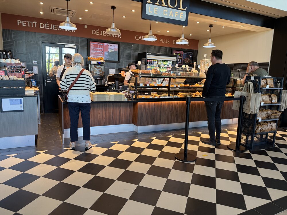 Borne de commande autonome PAUL Le Café — écran « Commandez au comptoir », fermée