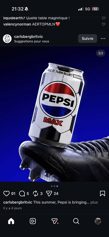 Canette Pepsi Max tenue par une main gantée de football, fond bleu électrique, accroche 