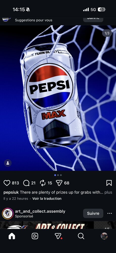 Canette Pepsi Max habillée façon ballon de football suspendue dans une cage de but, fond bleu