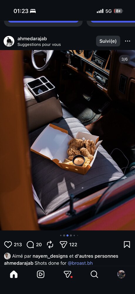 Boîte burger ouverte posée sur la banquette de la voiture — mise en scène lifestyle