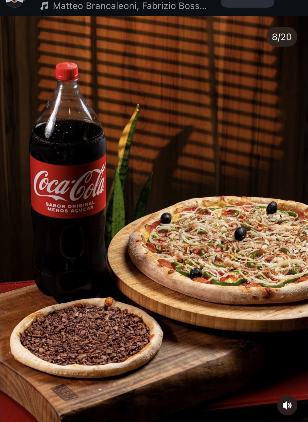 Pizza et bouteille Coca-Cola — nature morte lumiere chaude