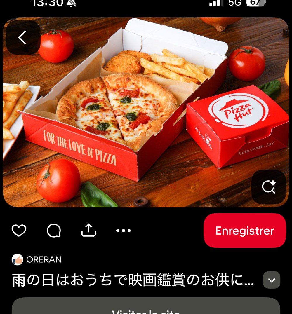 Boîte Pizza Hut Japon avec baseline « For the love of pizza », mise en scène table bois