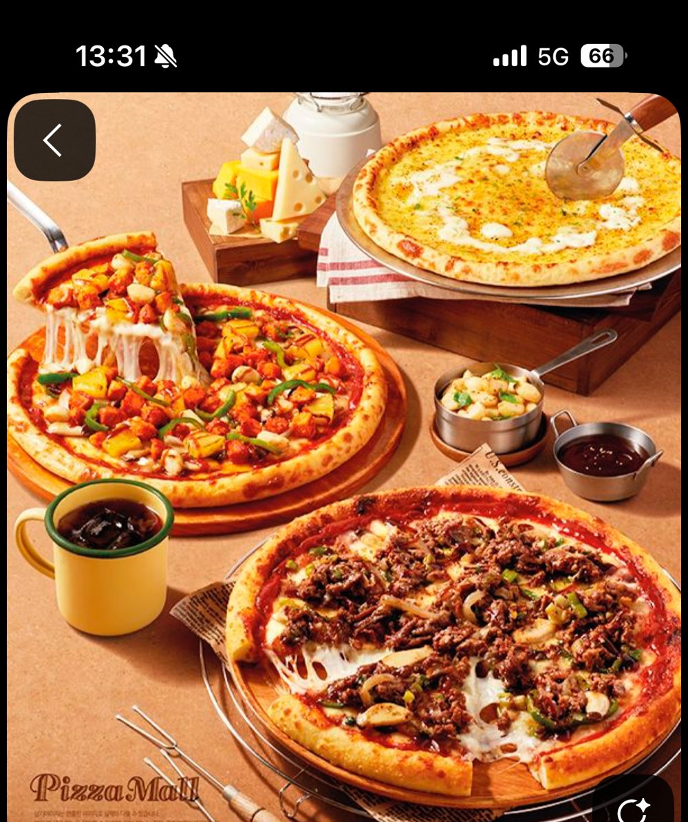 Table Pizza Mall avec plusieurs pizzas garnies, gnocchis et sauce, mugs vintage
