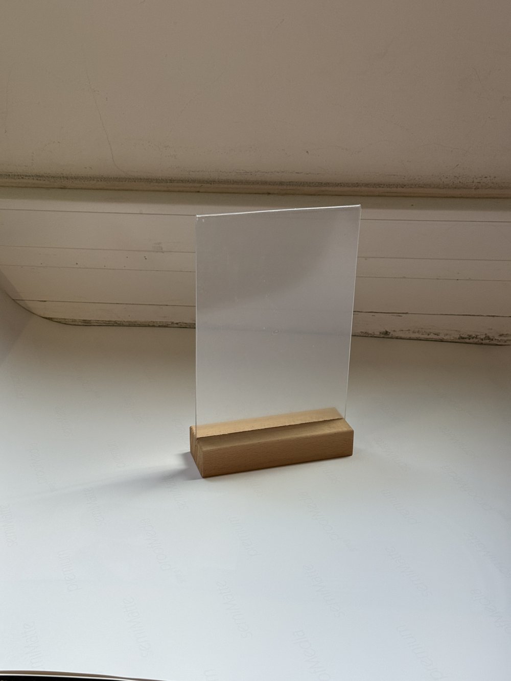 Échantillon PLV — porte-visuel plexi sur socle bois