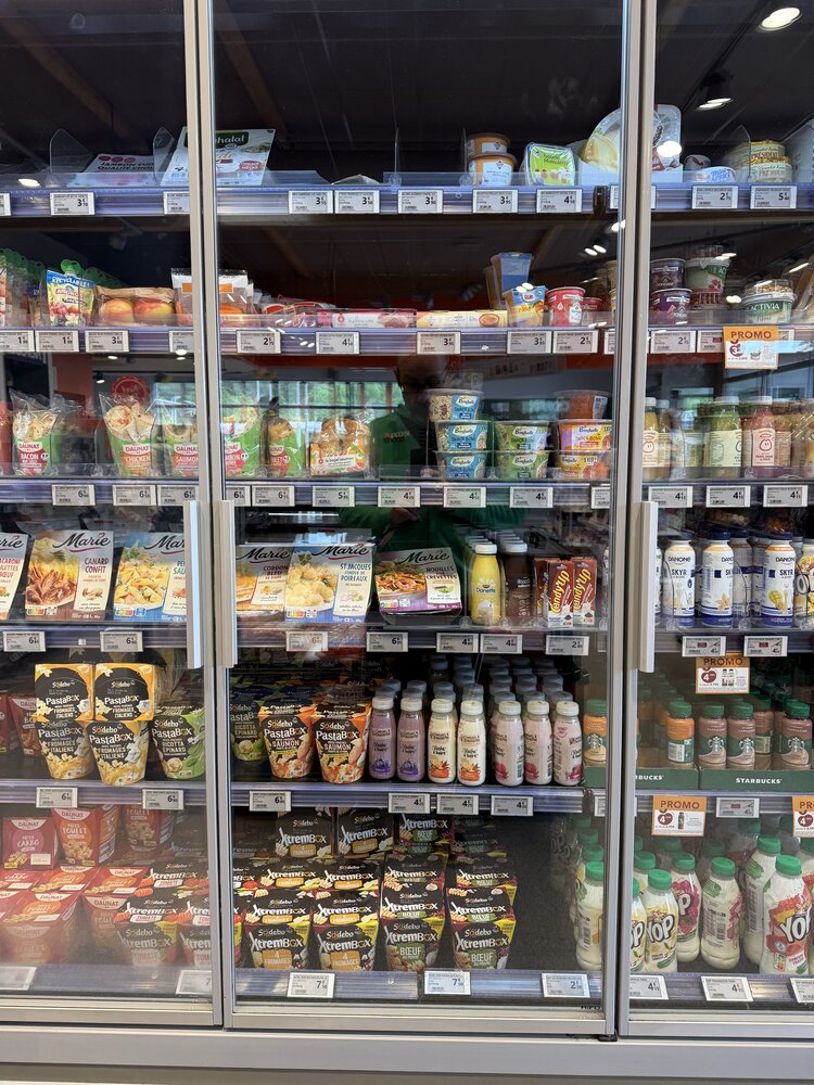 Linéaire plats cuisinés frais Marie (poêlées, gratins) et boissons Starbucks/yaourts — frigo supermarché