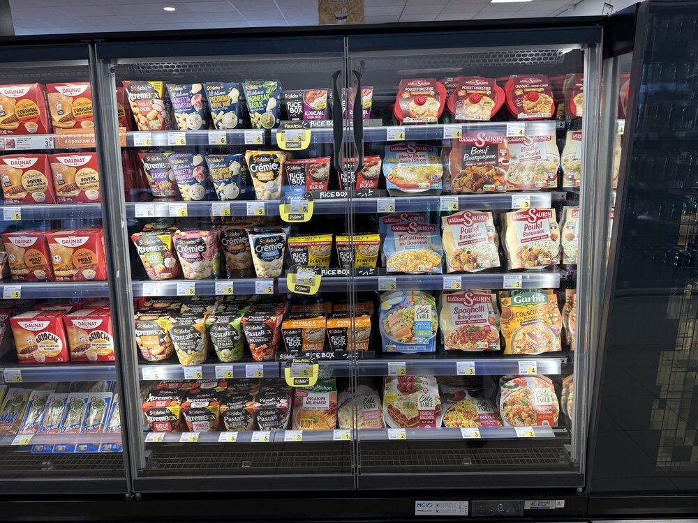Rayon sandwichs et snacking Daunat — jambon/poulet, façade rouge, signalétique « Des nouvelles fraîches »