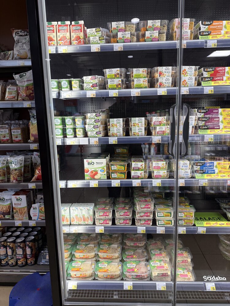 Rayon salades fraîches bio Sodebo/marque distributeur — barquettes individuelles