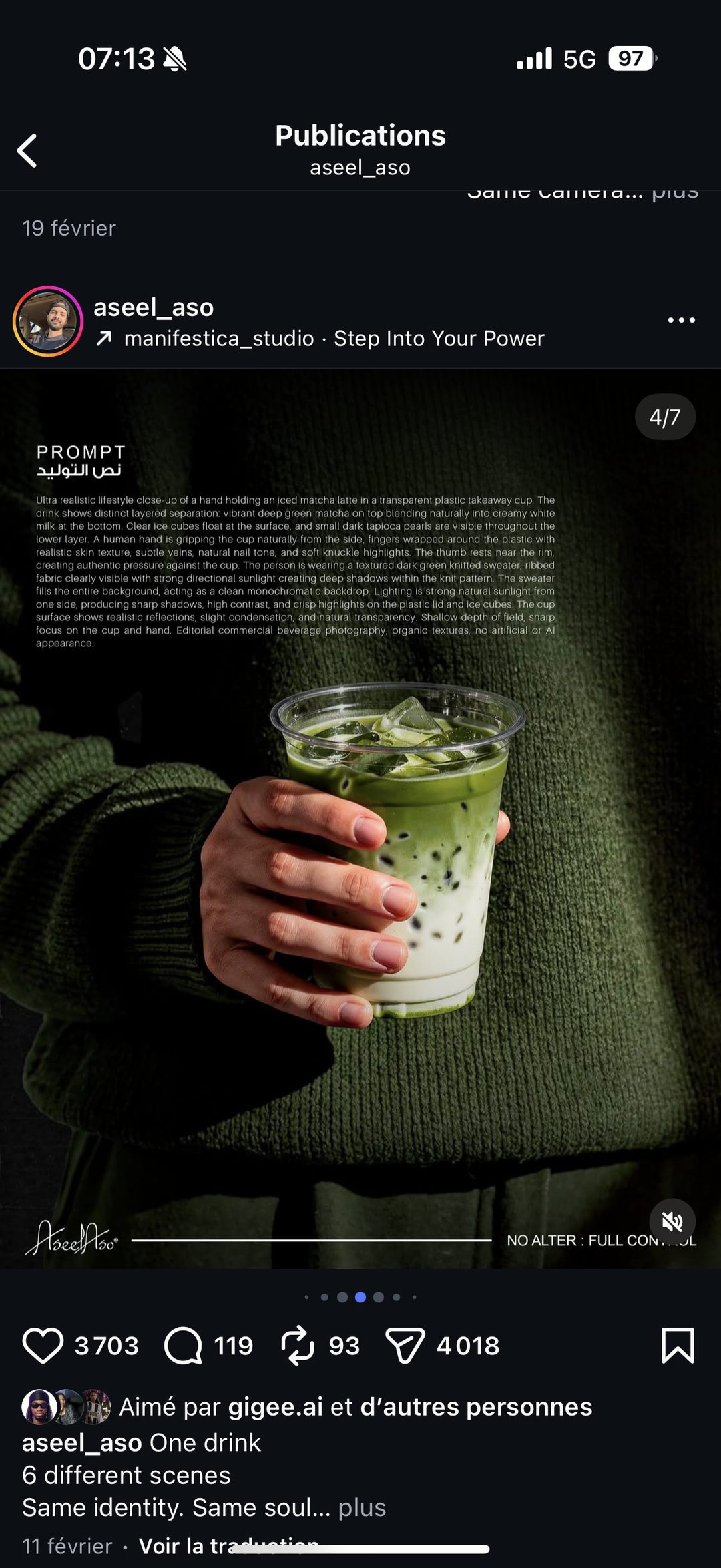 Prompt produit boisson : matcha glacé tenu en main