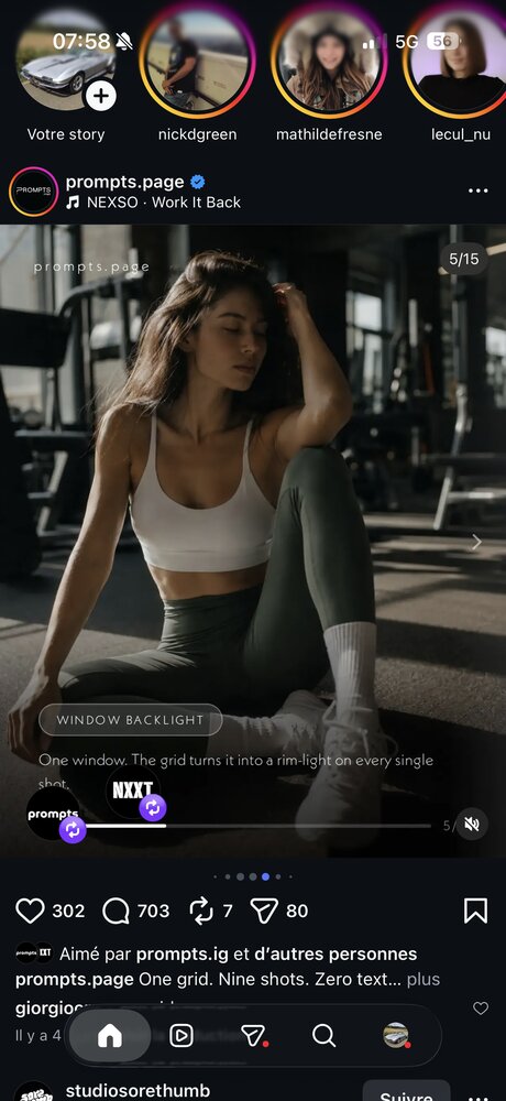 Femme assise sur des marches métalliques en salle de sport, backlight fenêtre