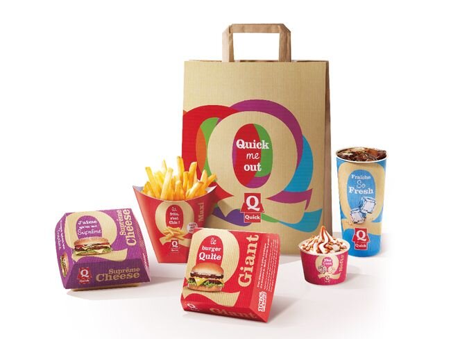 Set complet Quick « Quick me out » — sac kraft, boîtes burger, frites, gobelet, sundae, système graphique en O