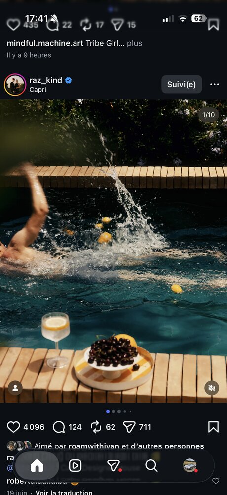 Plongeon dans une piscine avec citrons flottants et coupe de cerises/citrons au bord