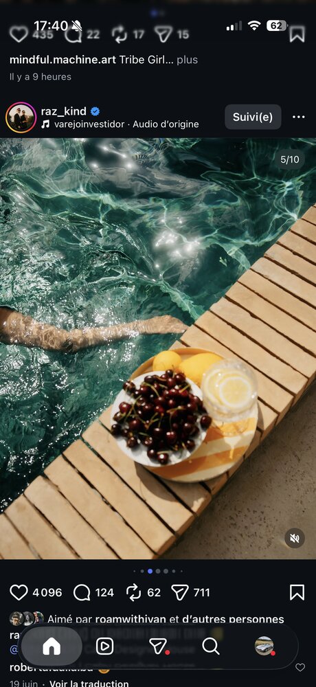 Plateau de cerises, citrons et verre au bord de la piscine, vue de dessus
