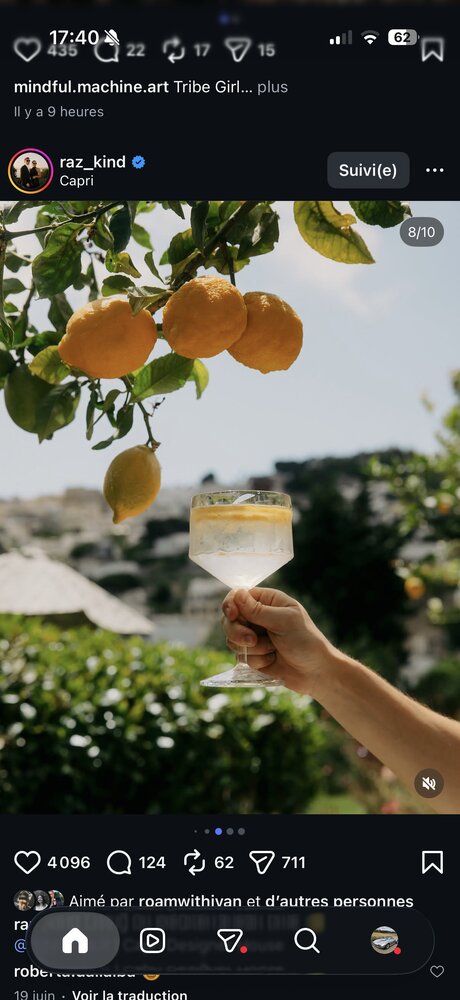 Verre tenu sous un citronnier, citrons en premier plan