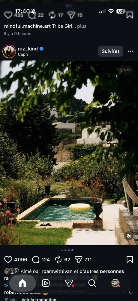 Vue d'ensemble du jardin et de la piscine de la villa