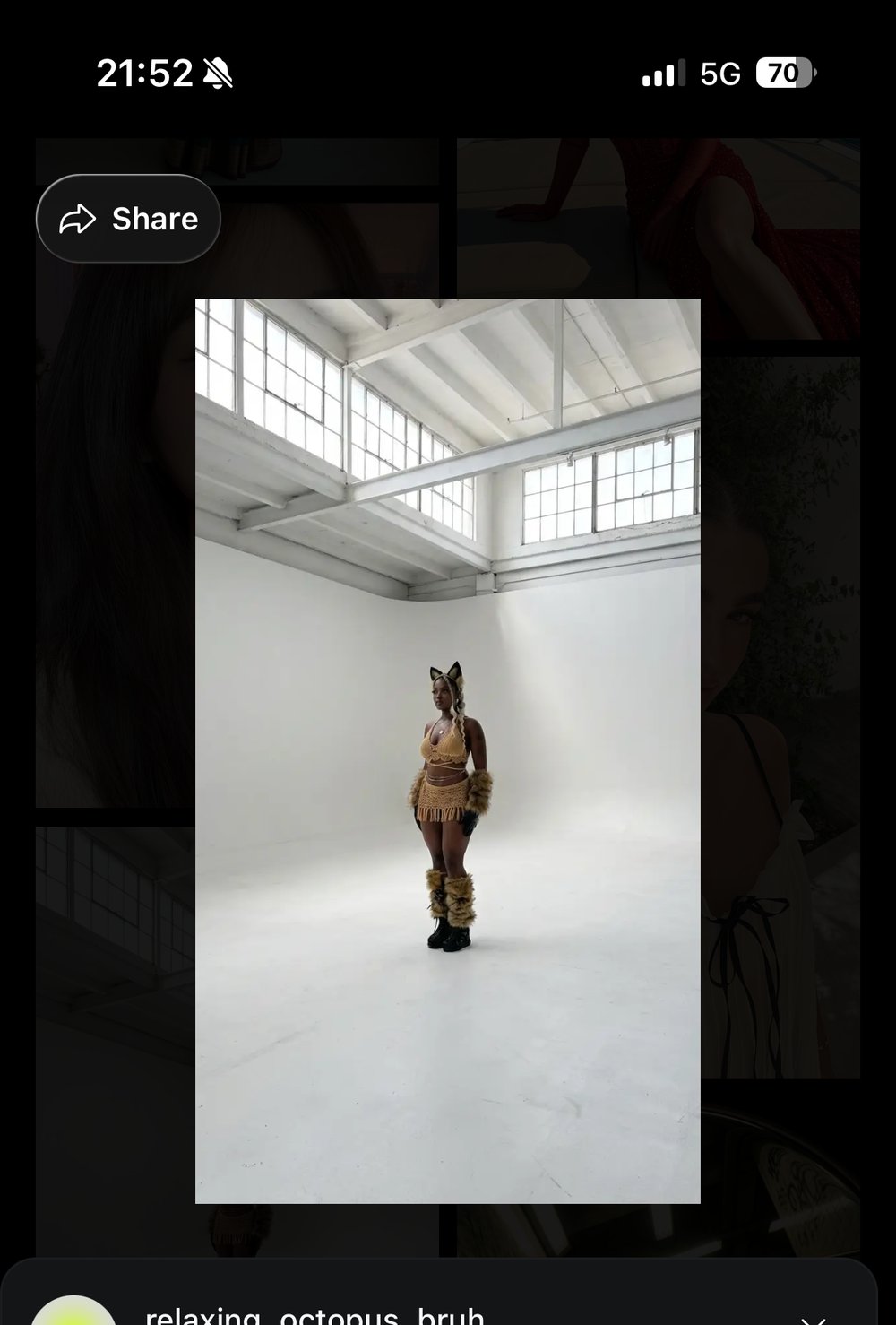 Prompt studio blanc plafond haut personnage tenue animale