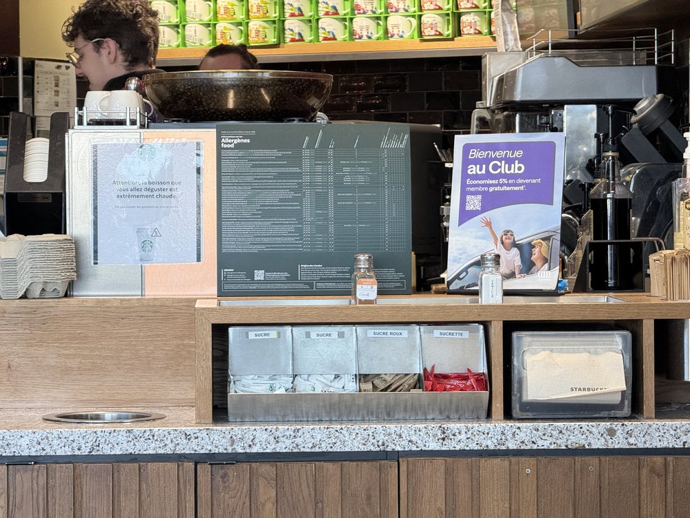 Starbucks — comptoir caisse et présentoir Bienvenue au Club