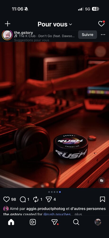 Boîte de sachets Rush posée sur une table de mixage DJ à côté d'un casque audio, ambiance chaude nocturne