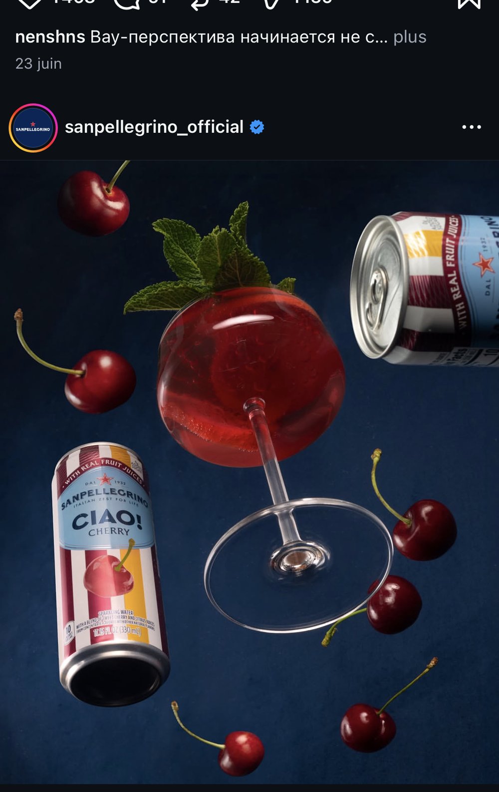 Canette Sanpellegrino Ciao! Cherry mise en scène en cocktail, verre à pied, cerises, fond bleu nuit