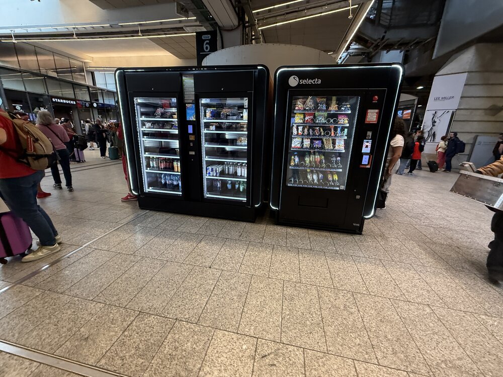 Détail étagères distributeur snacking Selecta — sandwiches, boissons fraîches, Red Bull