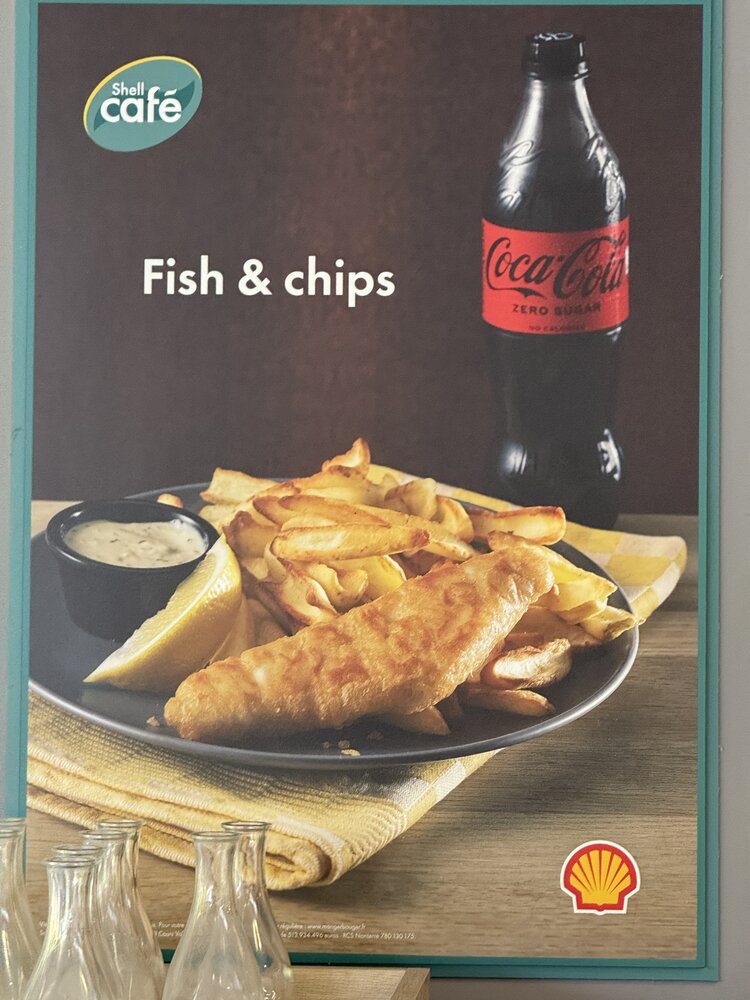 Affiche food photography « Fish & chips » sur planche bois avec bouteille Coca-Cola Zero Sugar