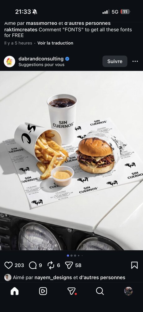 Set complet Sin Cuernos : burger, cornet de frites, gobelet boisson, tous sur papier ingraissable à motif logo répété