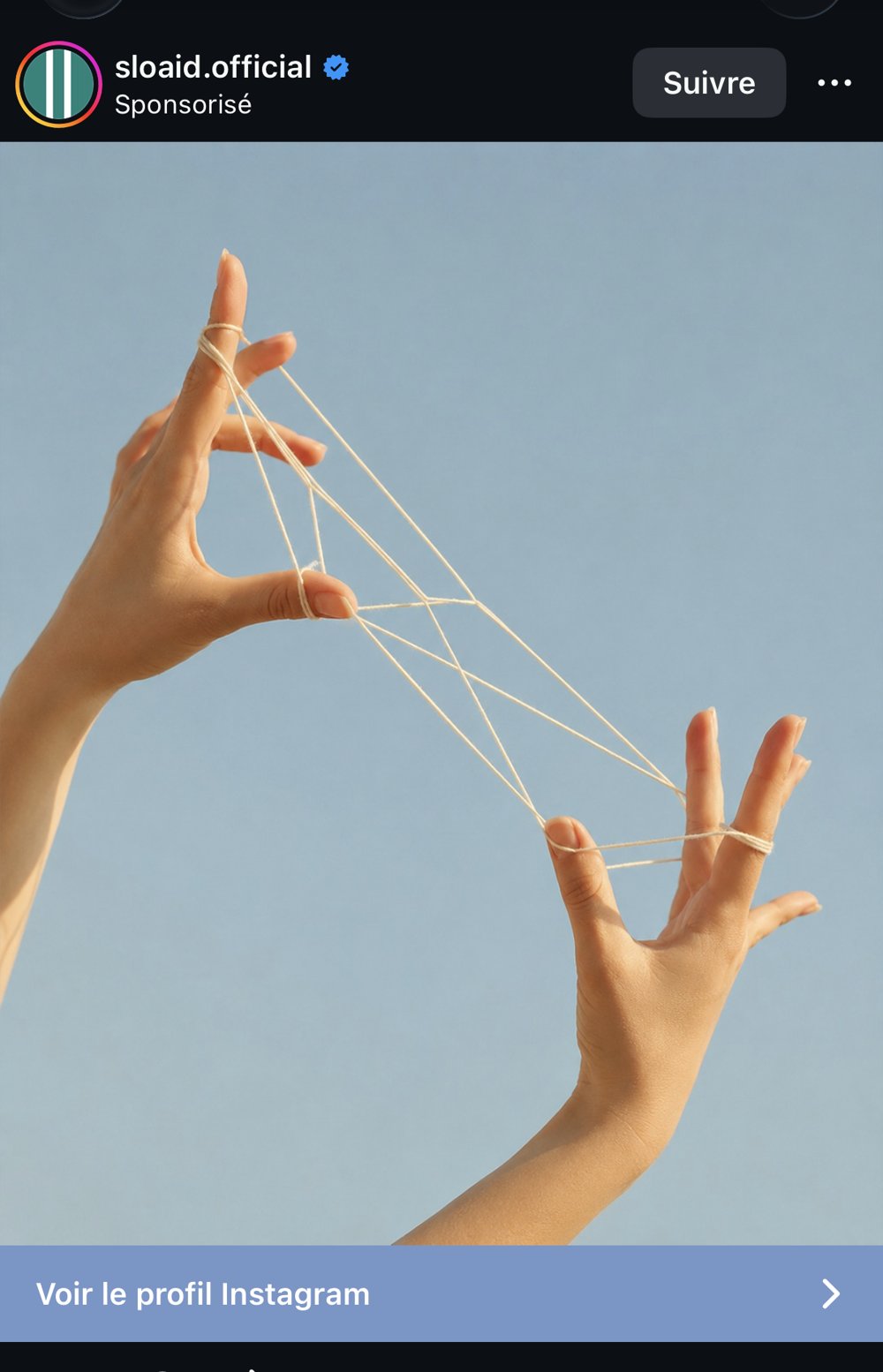 Jeu de ficelle (cat's cradle) entre deux mains sur fond ciel bleu pastel, publicité Sloaid