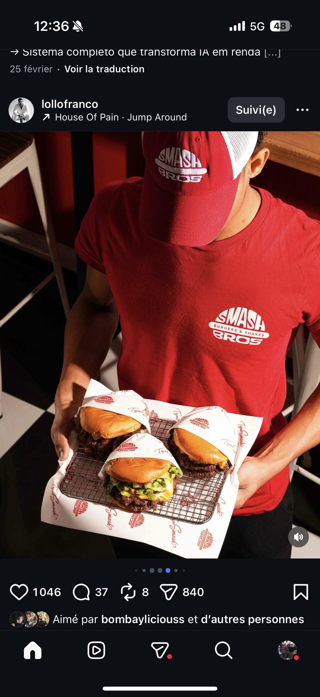 Smash Bros — employé en uniforme présentant un plateau de burgers