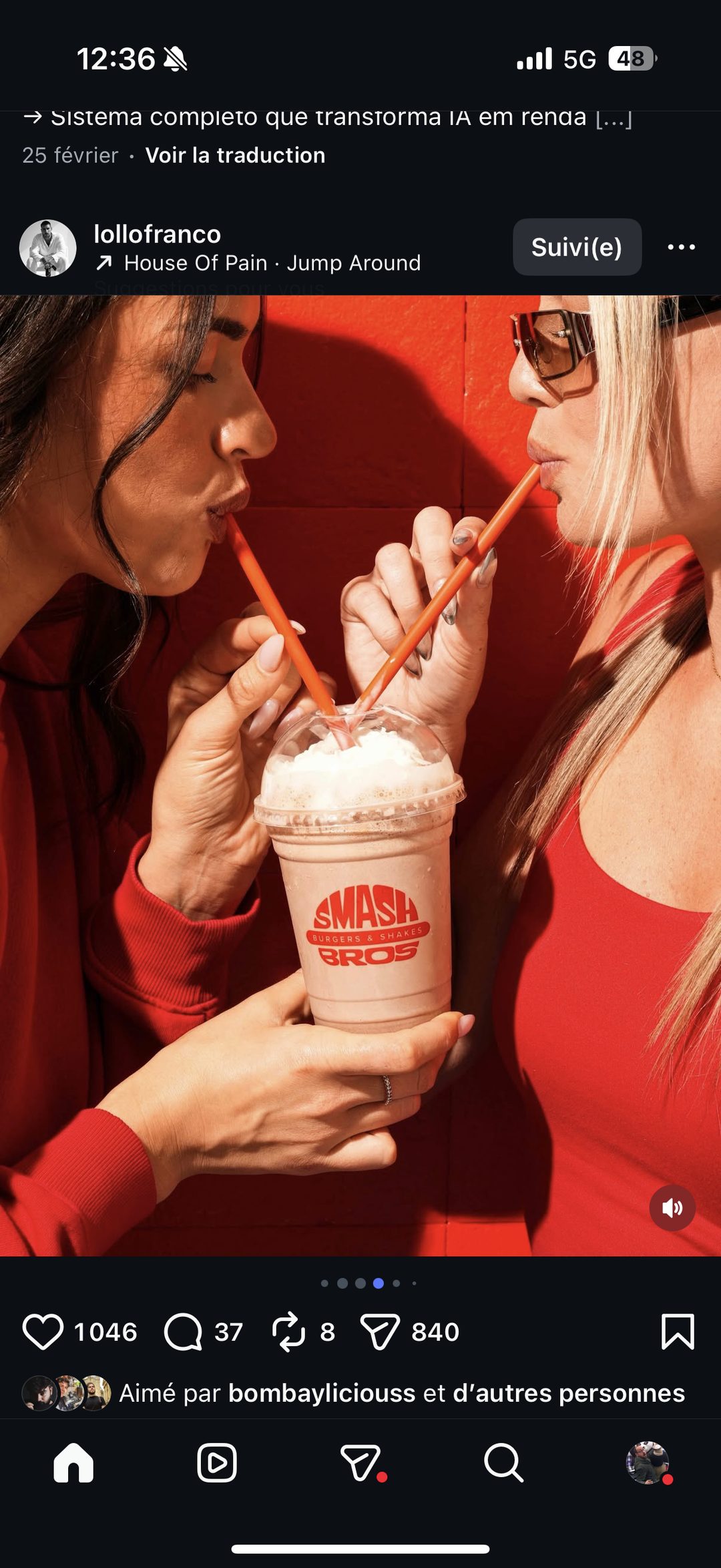 Smash Bros — duo féminin partageant un milkshake, mur rouge vif