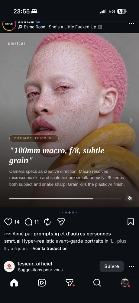 Portrait complet, python doré autour du cou, fond gris neutre