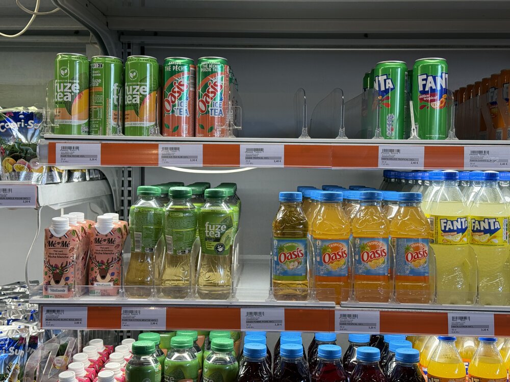Transition du rayon eaux/jus vers le rayon sodas — Fuze Tea, Oasis Ice Tea et premières canettes Fanta vert pomme